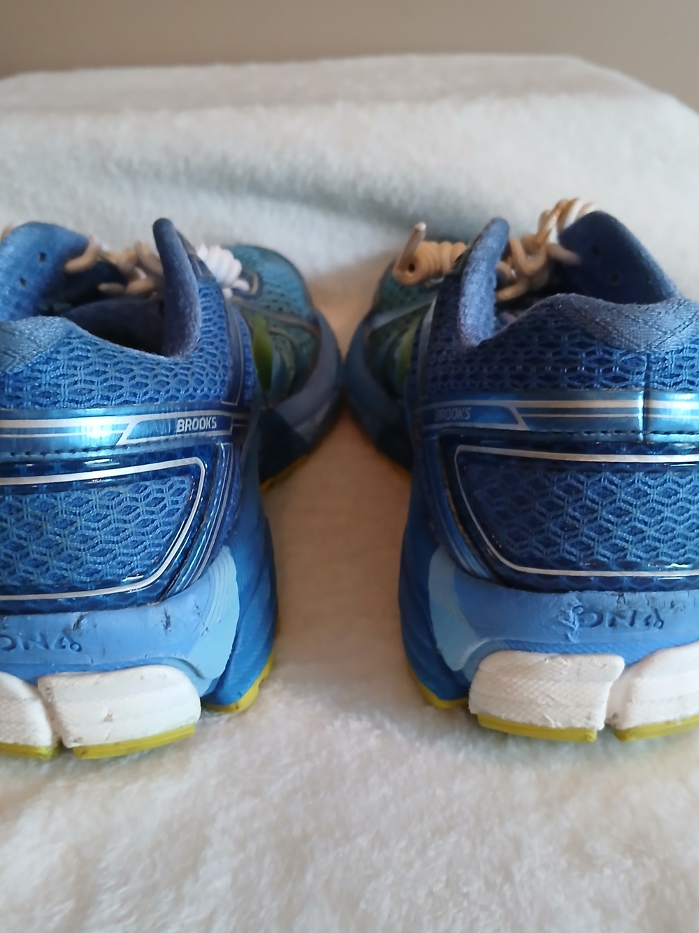 Brooks Blue and Neon Green Women's Running Shoes Sz 8.5 - Picture 5 of 9